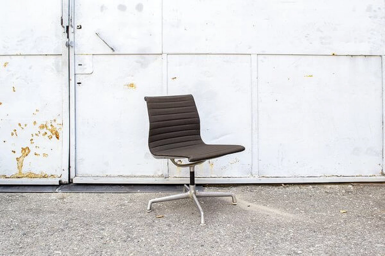 5 Sedie EA 108 in alluminio di Charles & Ray Eames per Herman Miller, anni '70 2