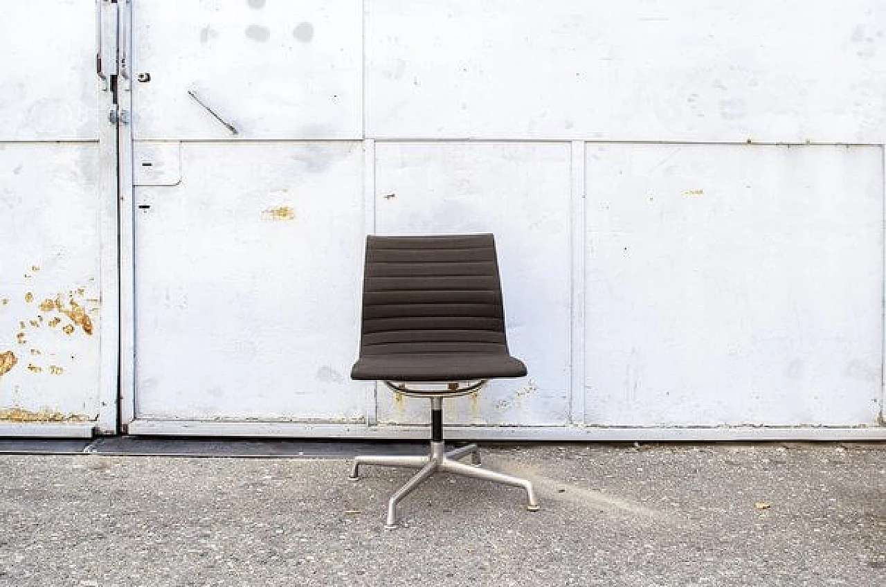 5 Sedie EA 108 in alluminio di Charles & Ray Eames per Herman Miller, anni '70 3