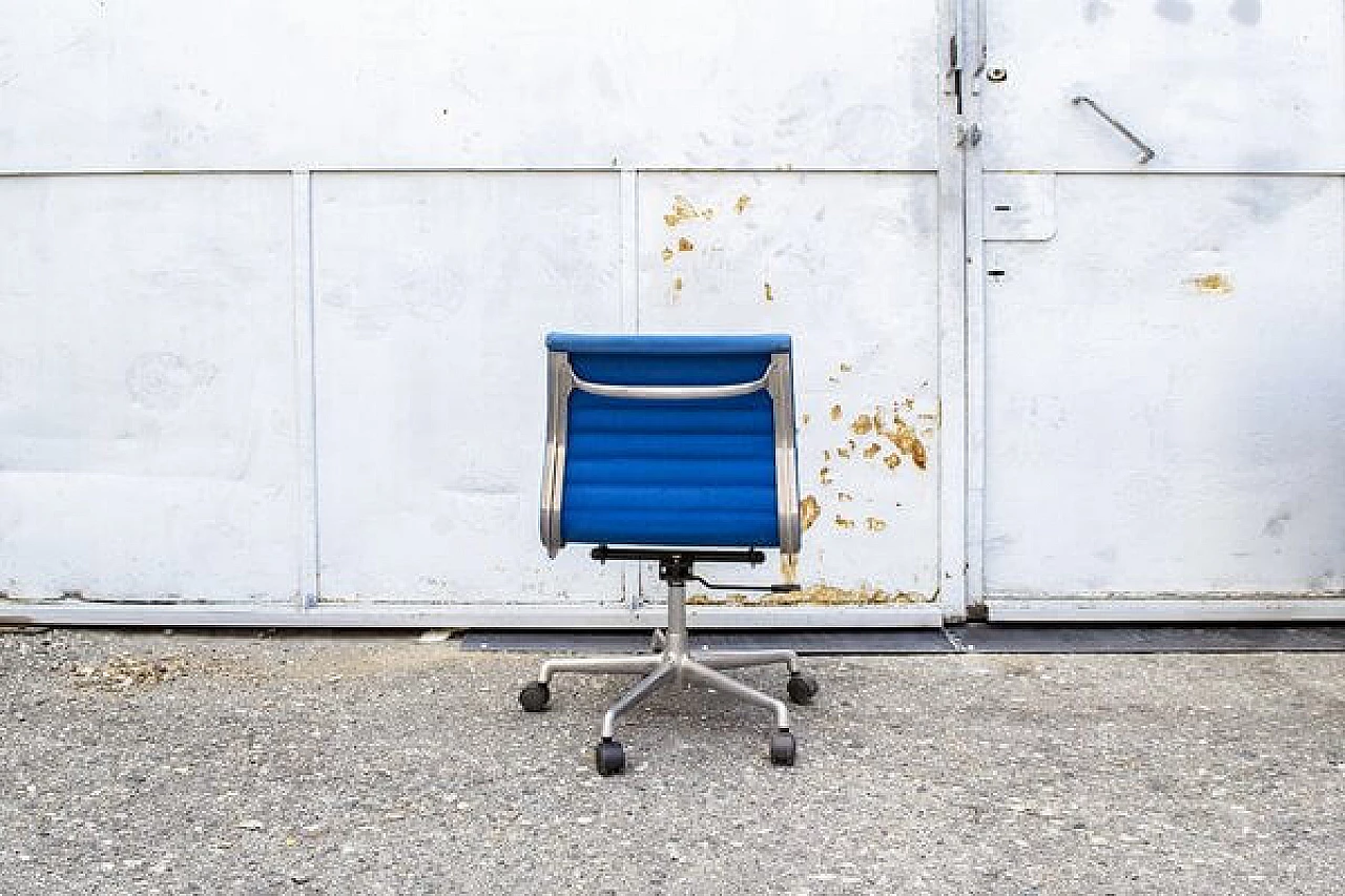 Aluminum EA 117 chair by Charles & Ray Eames for Herman Miller, 1980s 4