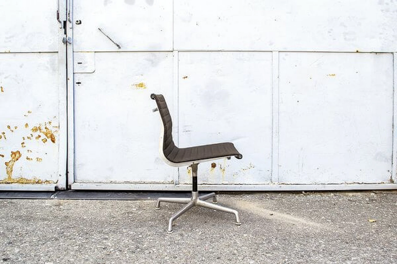 5 Sedie EA 108 in alluminio di Charles & Ray Eames per Herman Miller, anni '70 4