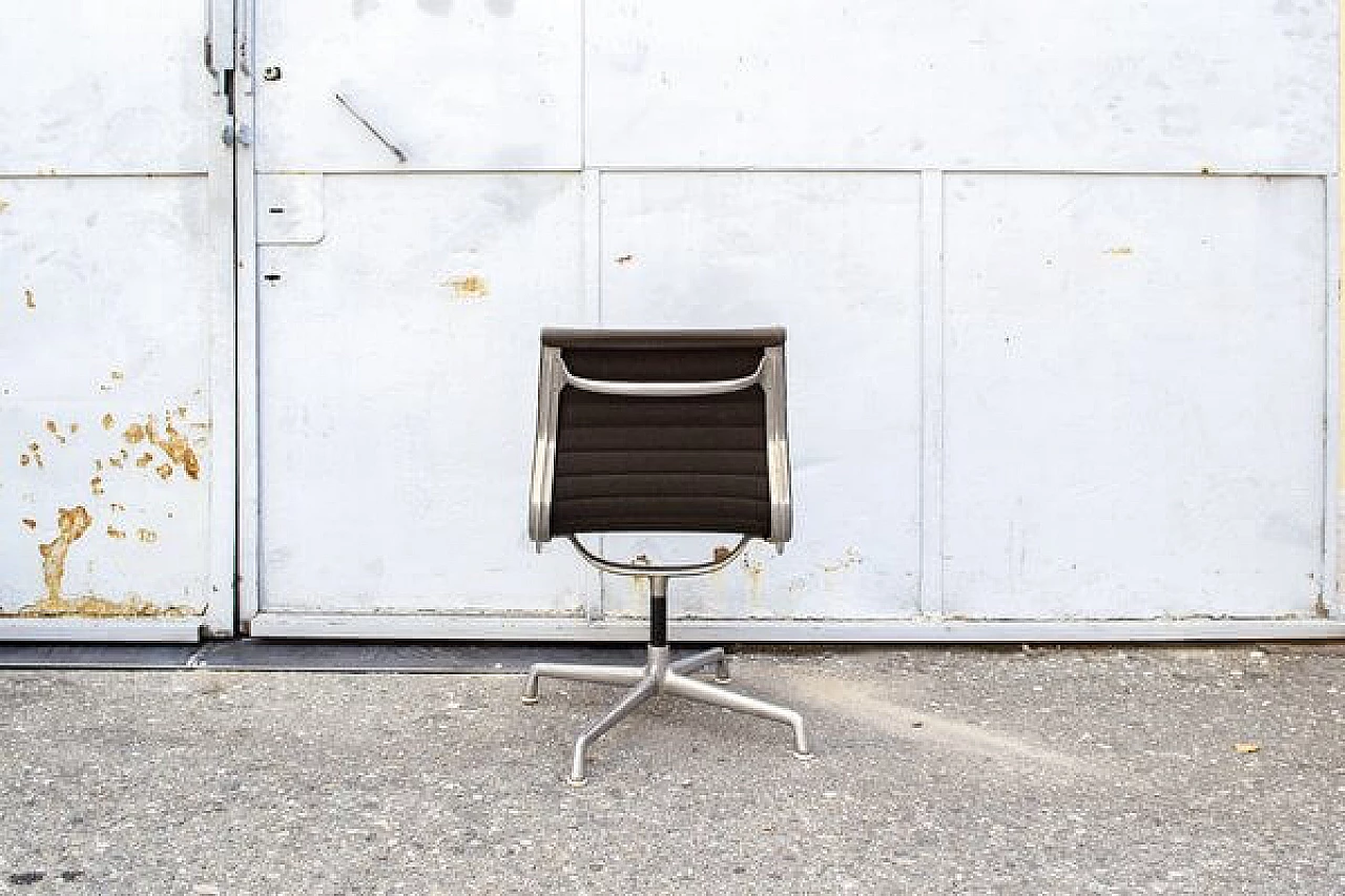 5 Sedie EA 108 in alluminio di Charles & Ray Eames per Herman Miller, anni '70 5