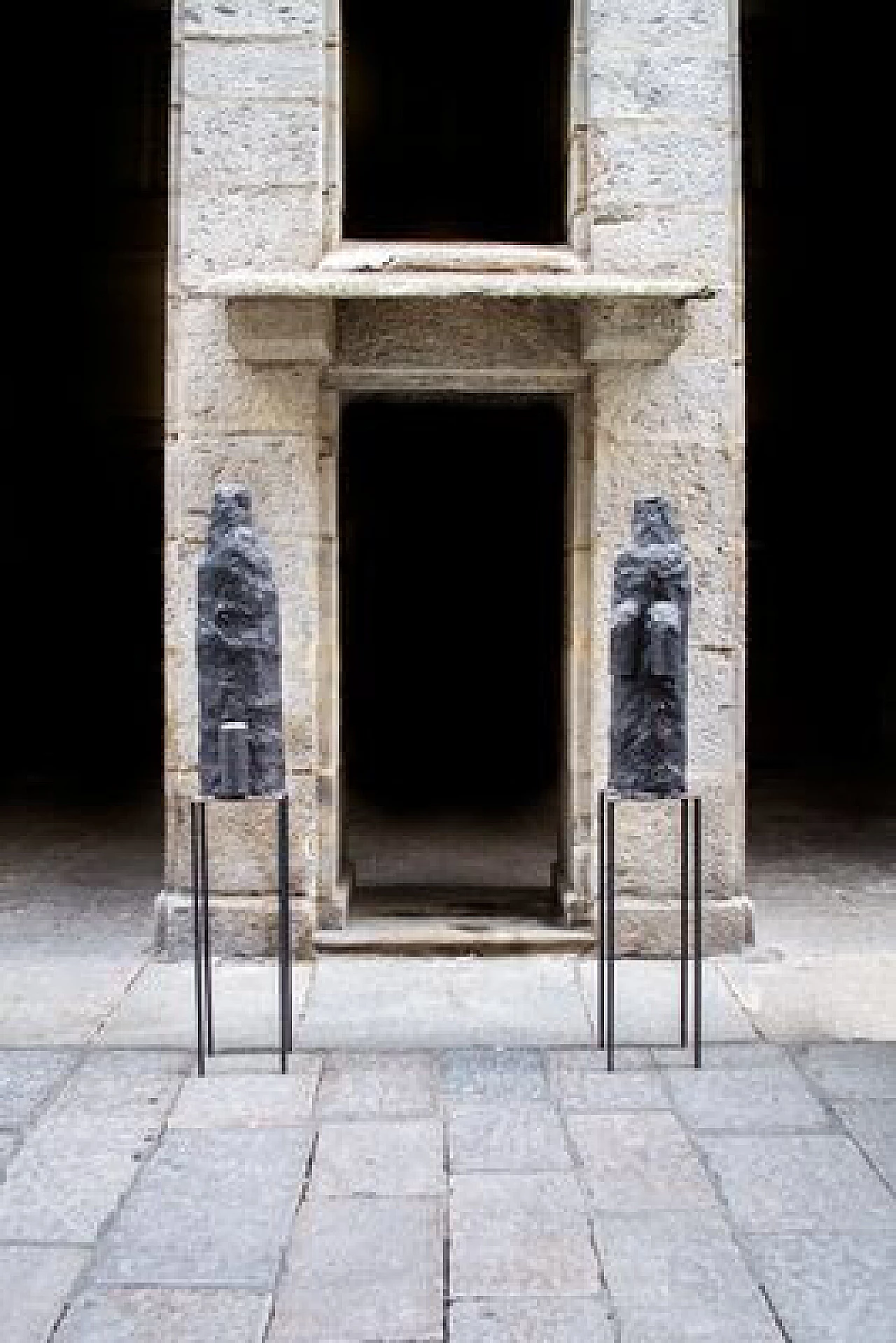 Sergio Ragalzi, Ombre Atomiche, sculture in cemento e catrame, 1985 1