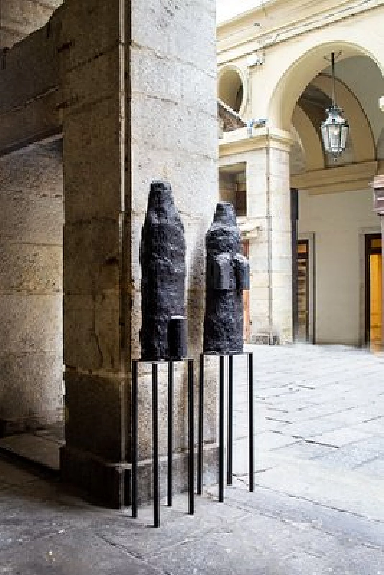 Sergio Ragalzi, Ombre Atomiche, sculture in cemento e catrame, 1985 2