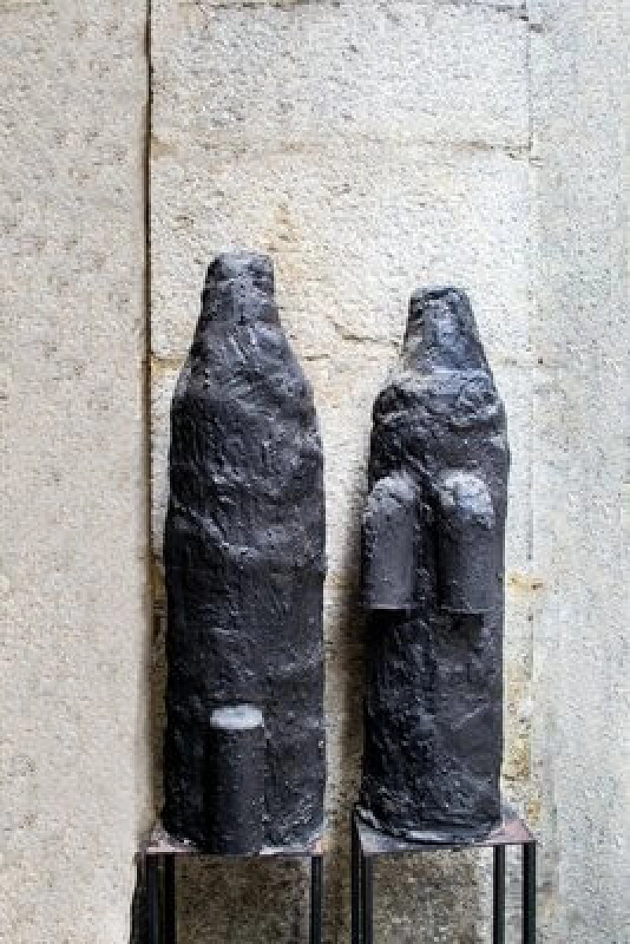 Sergio Ragalzi, Ombre Atomiche, sculture in cemento e catrame, 1985 3