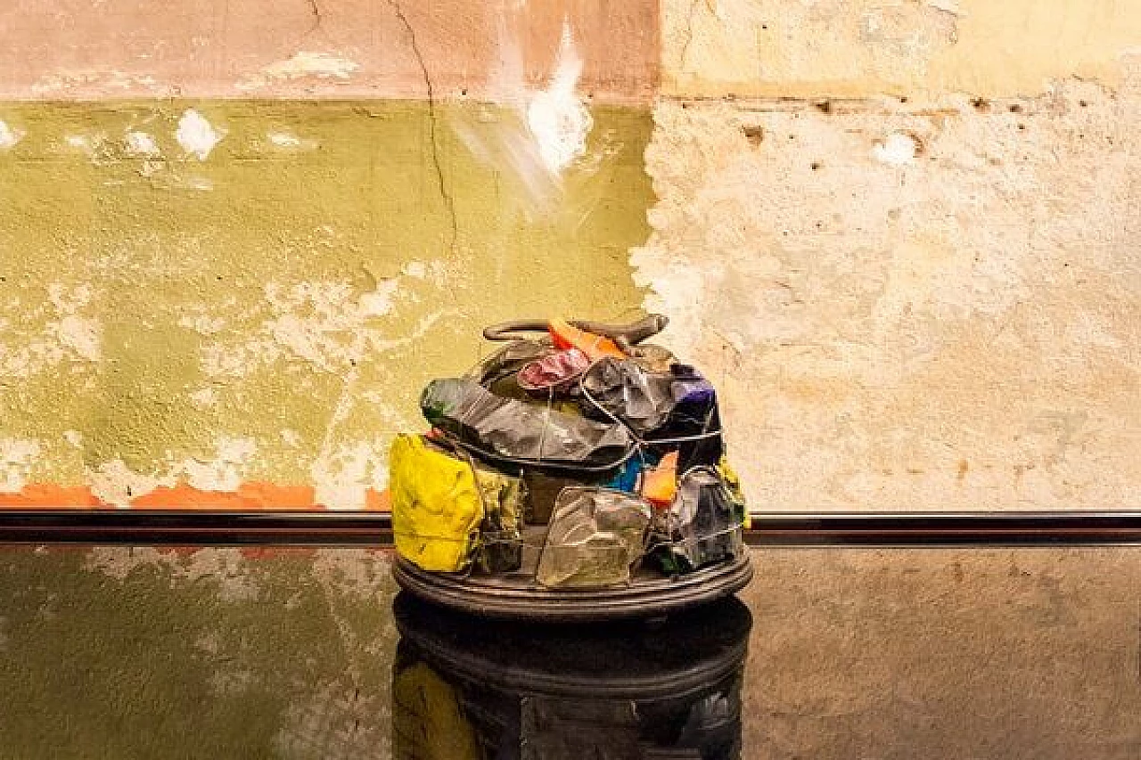 Lampada da tavolo in bronzo, legno e resina in stile Claire Falkenstein, anni '50 1