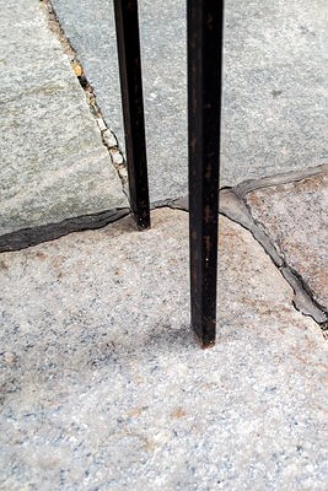 Sergio Ragalzi, Ombre Atomiche, sculture in cemento e catrame, 1985 7