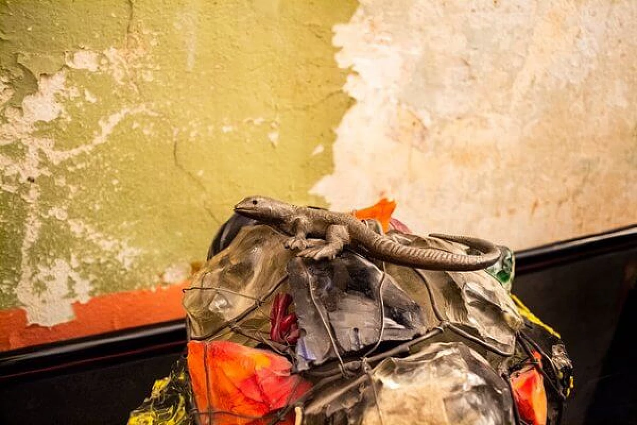 Lampada da tavolo in bronzo, legno e resina in stile Claire Falkenstein, anni '50 5