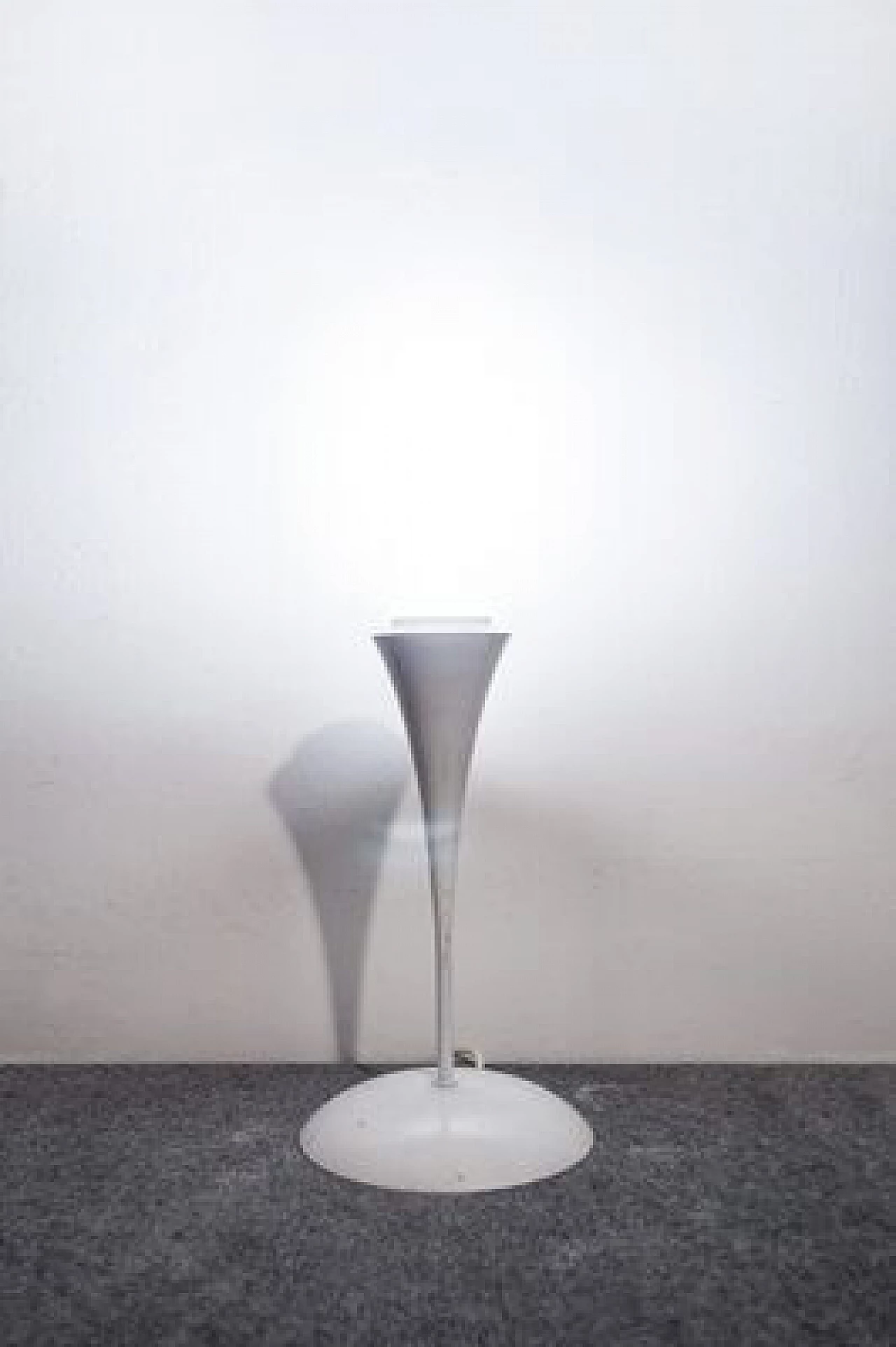 Lampada da tavolo in alluminio attribuita ad Artemide, anni '70 2