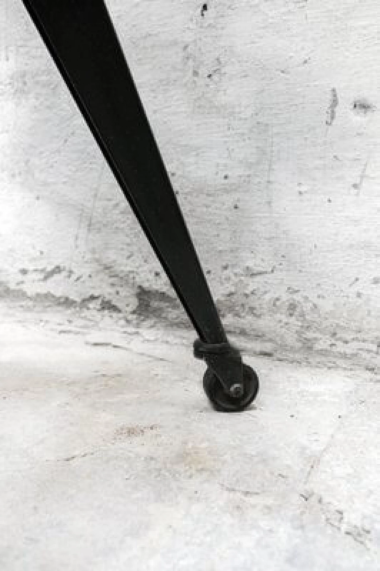 Libreria in ferro e vetro acrilico con ruote, anni '60 5