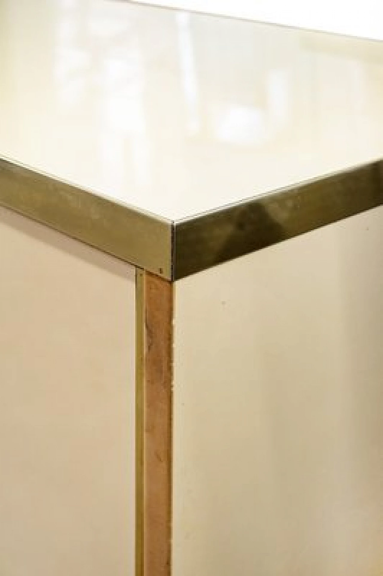 Credenza in legno laccato e ottone con cassetti, anni '70 4