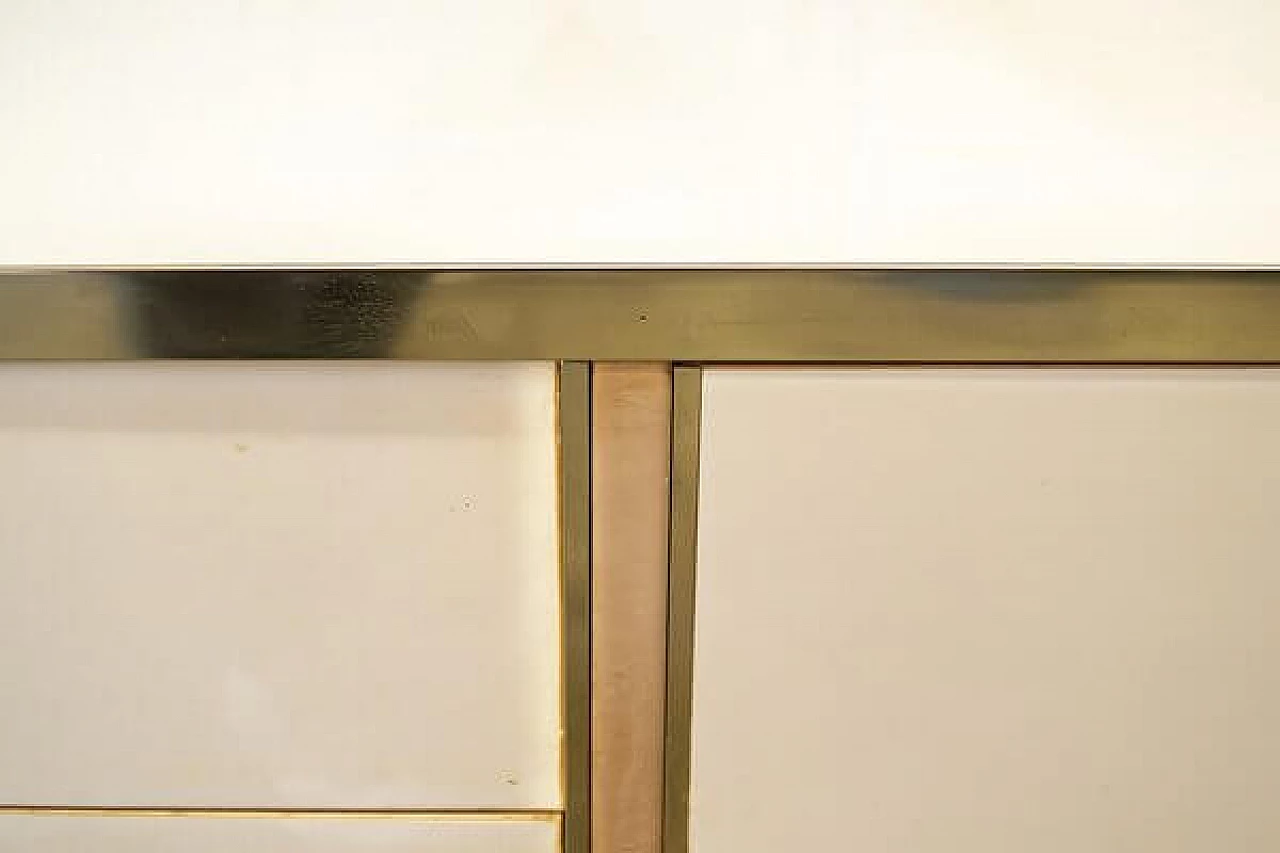 Credenza in legno laccato e ottone con cassetti, anni '70 5