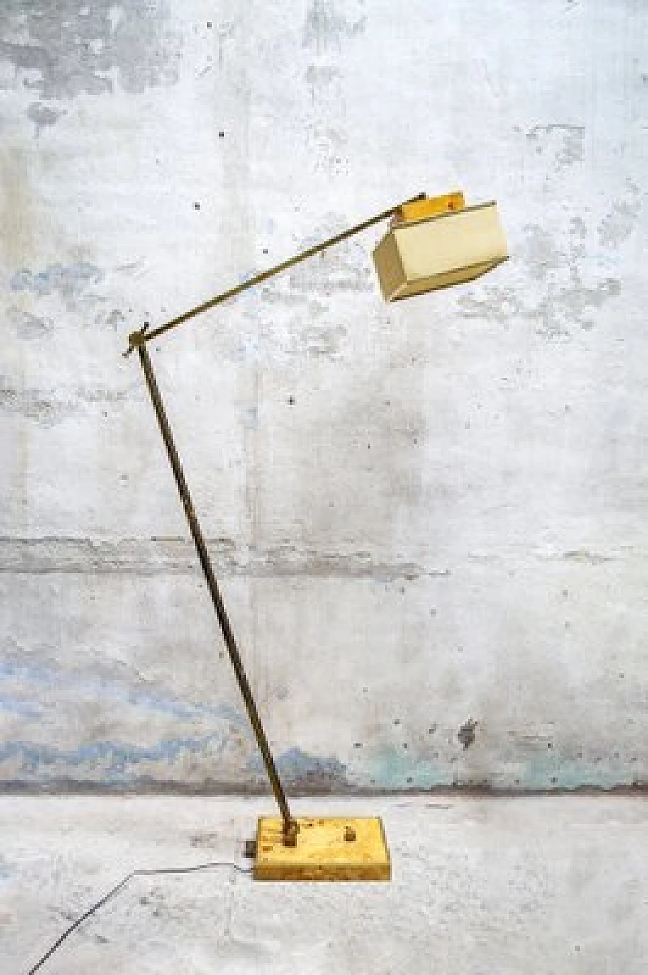 Floor lamp in brass, briarwood and fabric by Romeo Rega, 1970s 1
