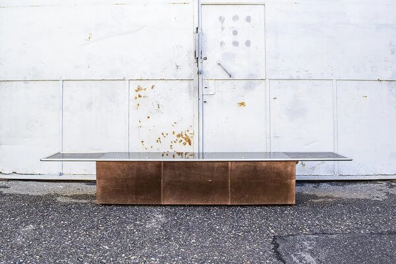 Credenza bassa in pelle scamosciata, vetro, legno e metallo cromato, anni '70 1