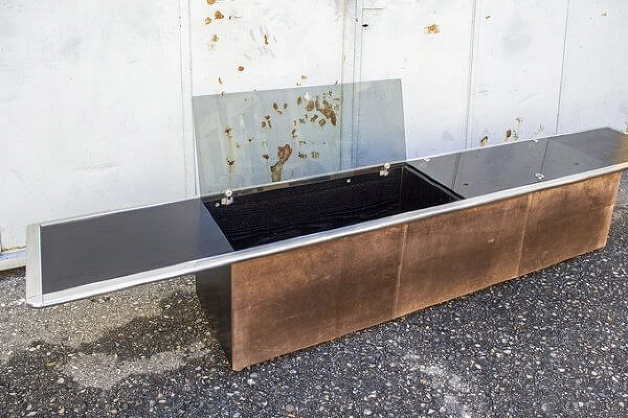 Credenza bassa in pelle scamosciata, vetro, legno e metallo cromato, anni '70 2