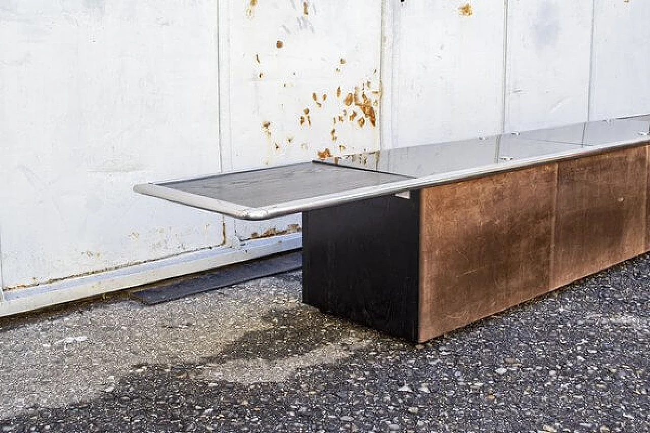 Credenza bassa in pelle scamosciata, vetro, legno e metallo cromato, anni '70 3