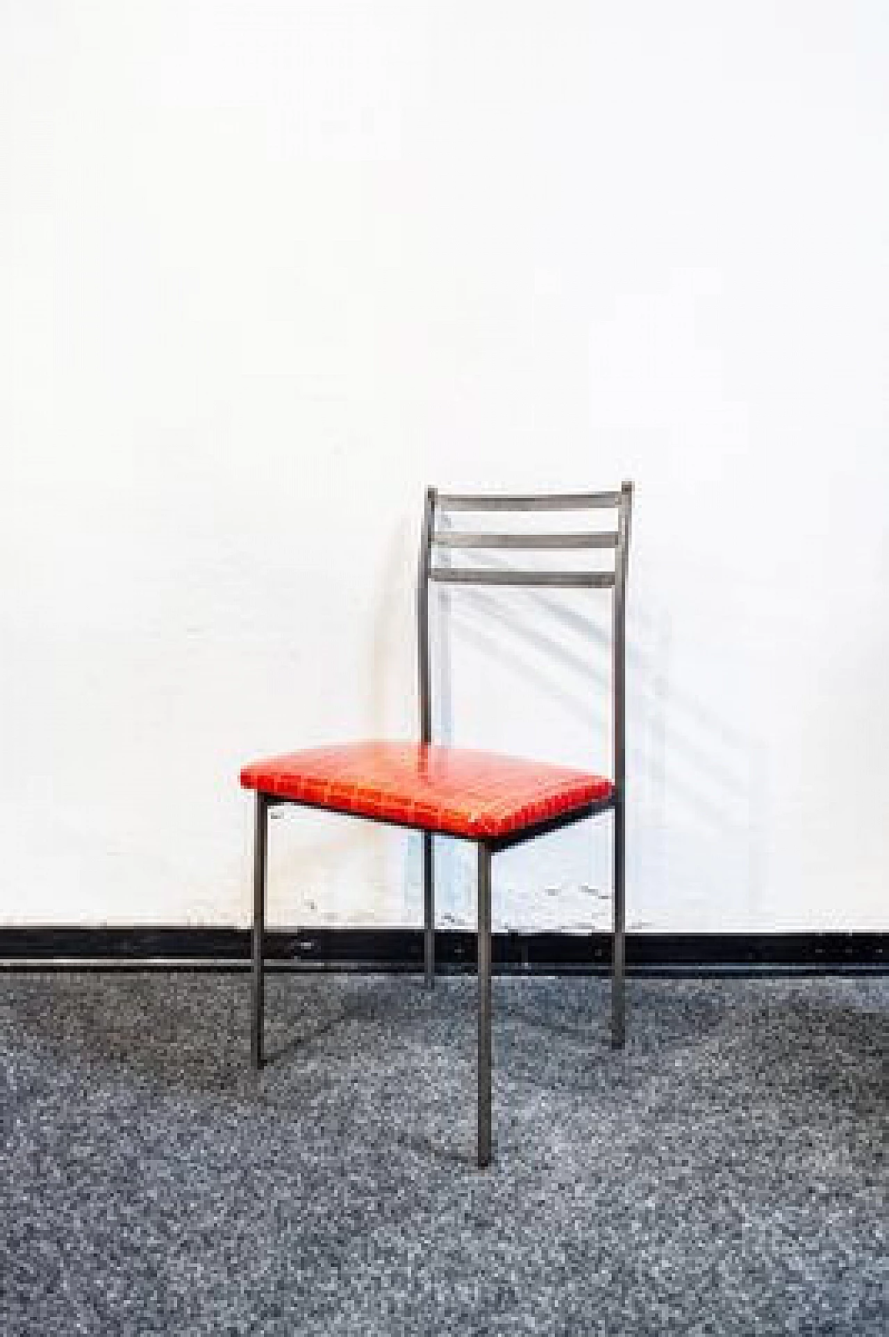 Coppia di sedie in ferro con tacchetti in legno e seduta in pelle, anni '60 1