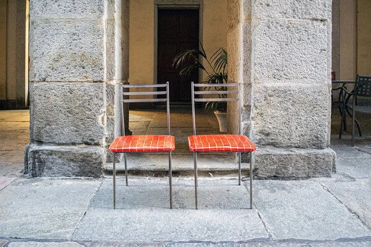 Coppia di sedie in ferro con tacchetti in legno e seduta in pelle, anni '60 2