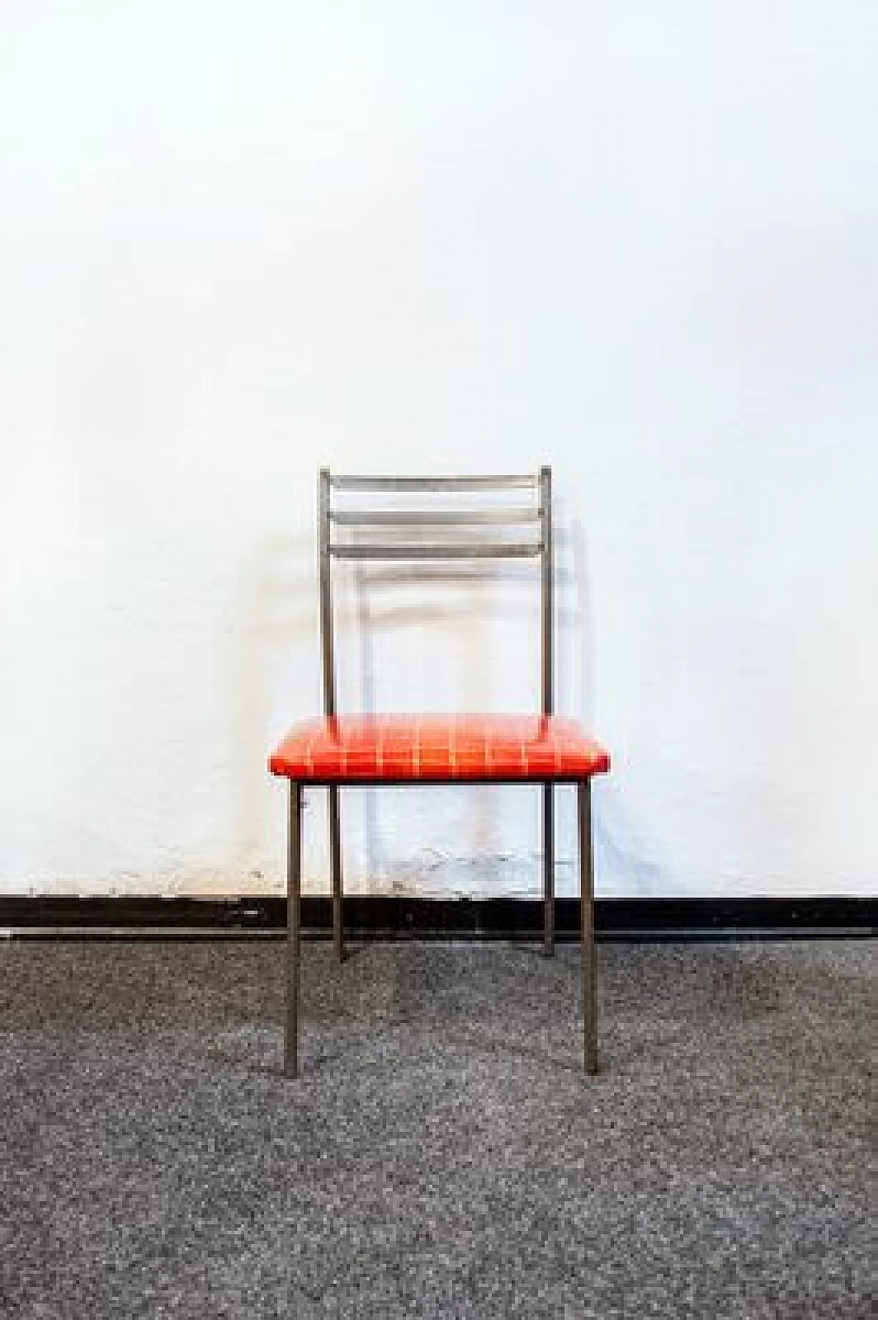 Coppia di sedie in ferro con tacchetti in legno e seduta in pelle, anni '60 3