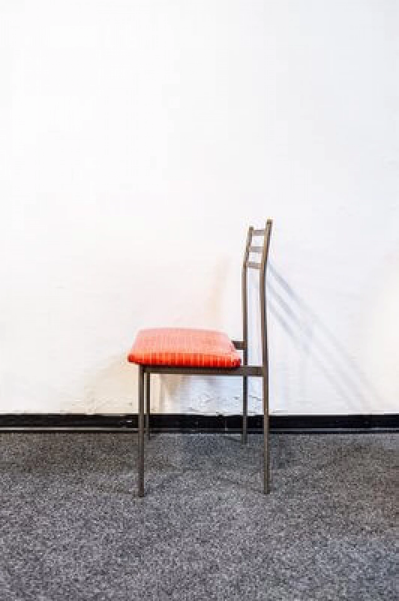 Coppia di sedie in ferro con tacchetti in legno e seduta in pelle, anni '60 4