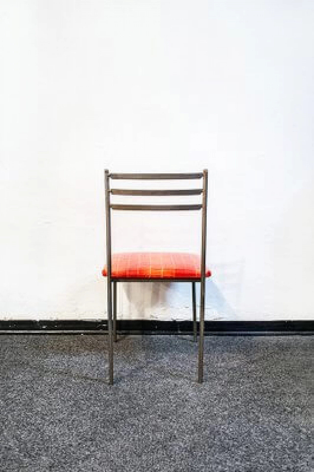 Coppia di sedie in ferro con tacchetti in legno e seduta in pelle, anni '60 5