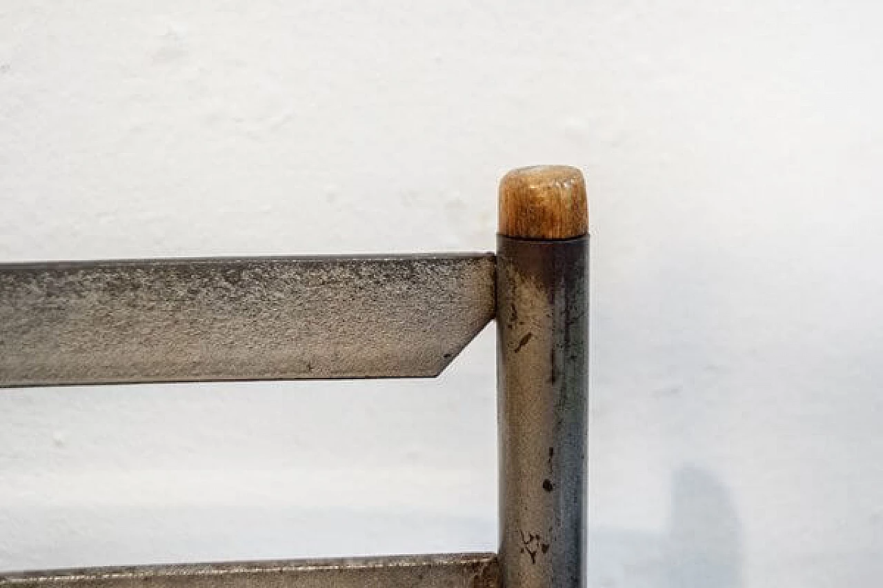 Coppia di sedie in ferro con tacchetti in legno e seduta in pelle, anni '60 6