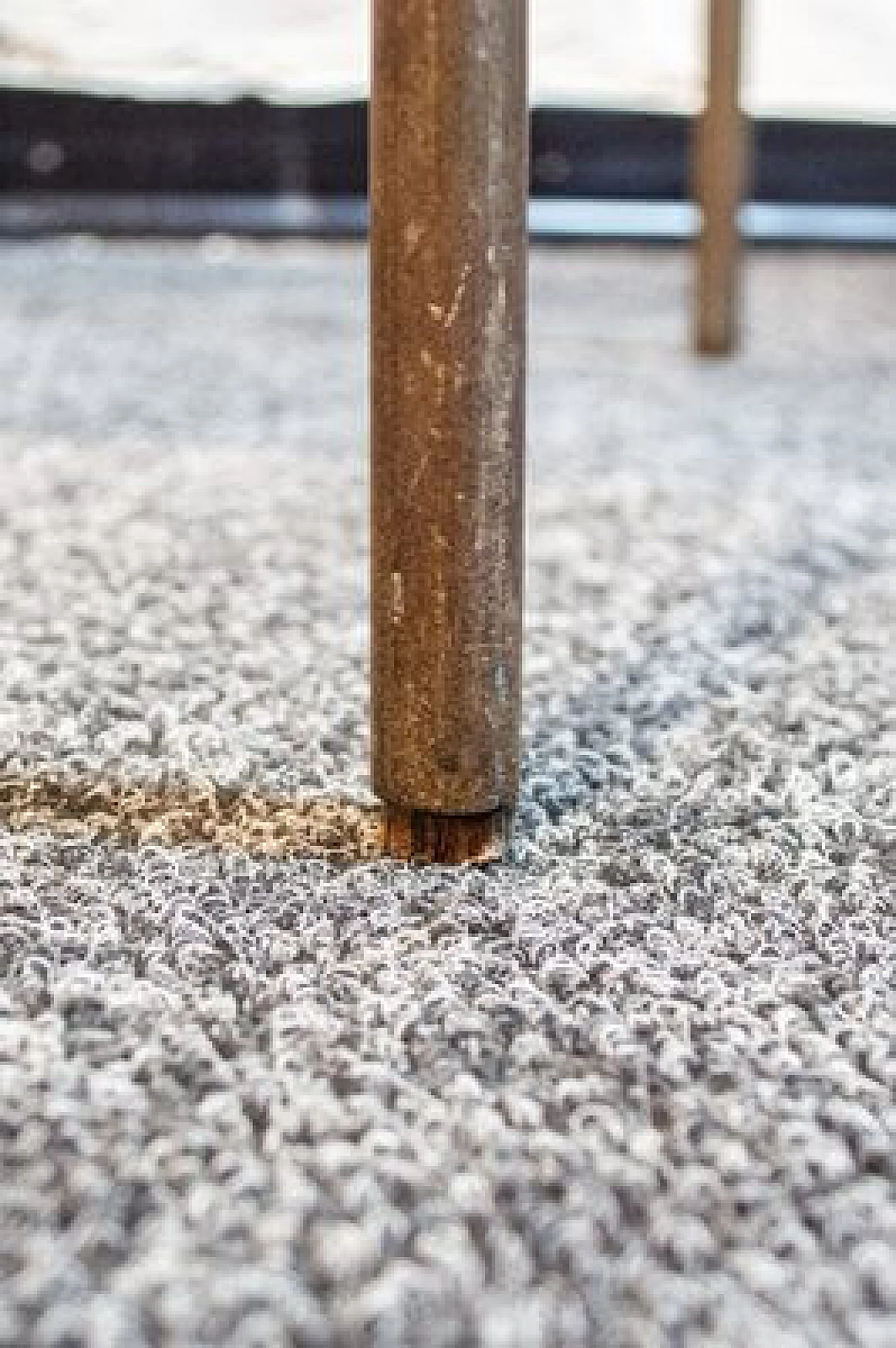 Coppia di sedie in ferro con tacchetti in legno e seduta in pelle, anni '60 8