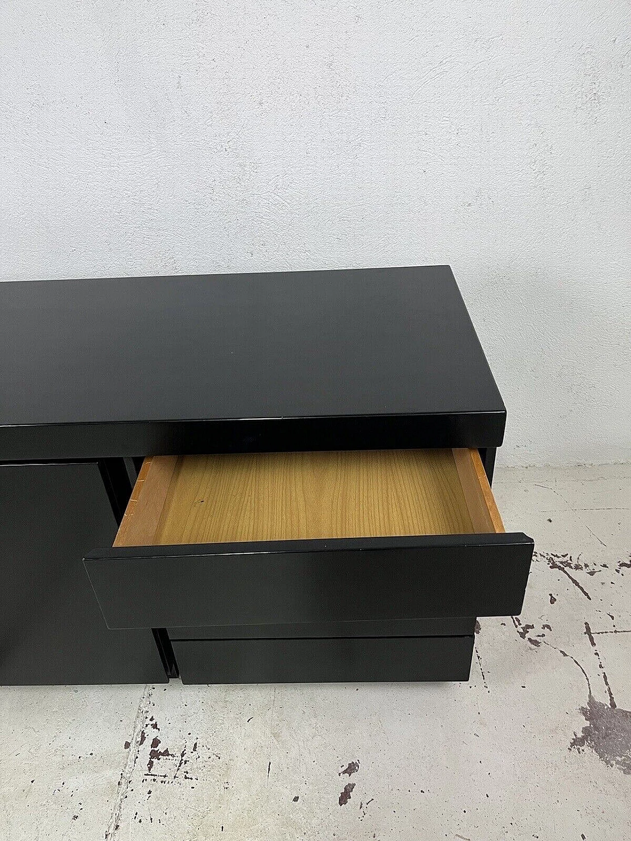 Credenza in legno laccato nero, anni '70 9