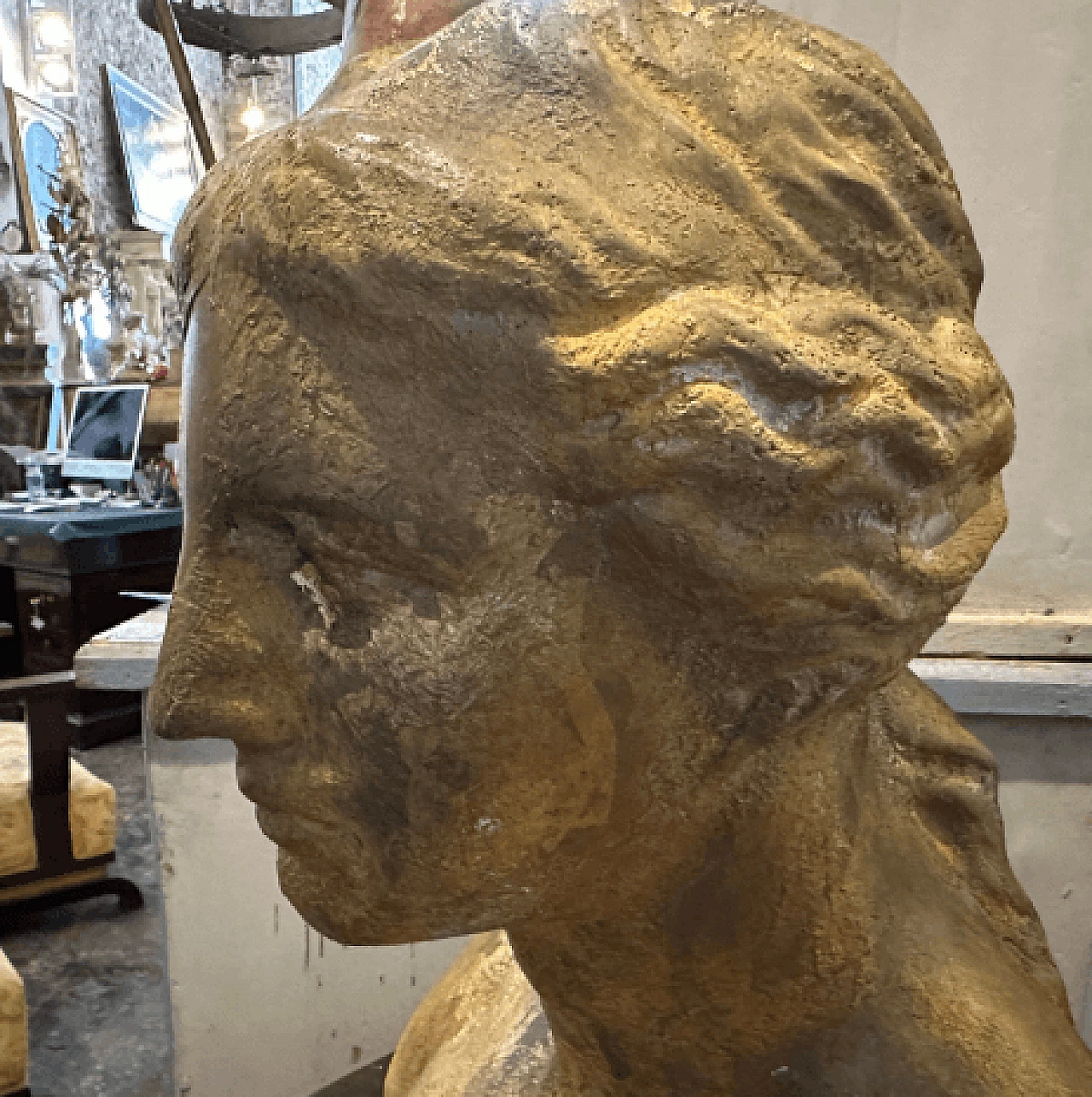 Busto della Venere di Milo, scultura in gesso dorato, anni '50 2