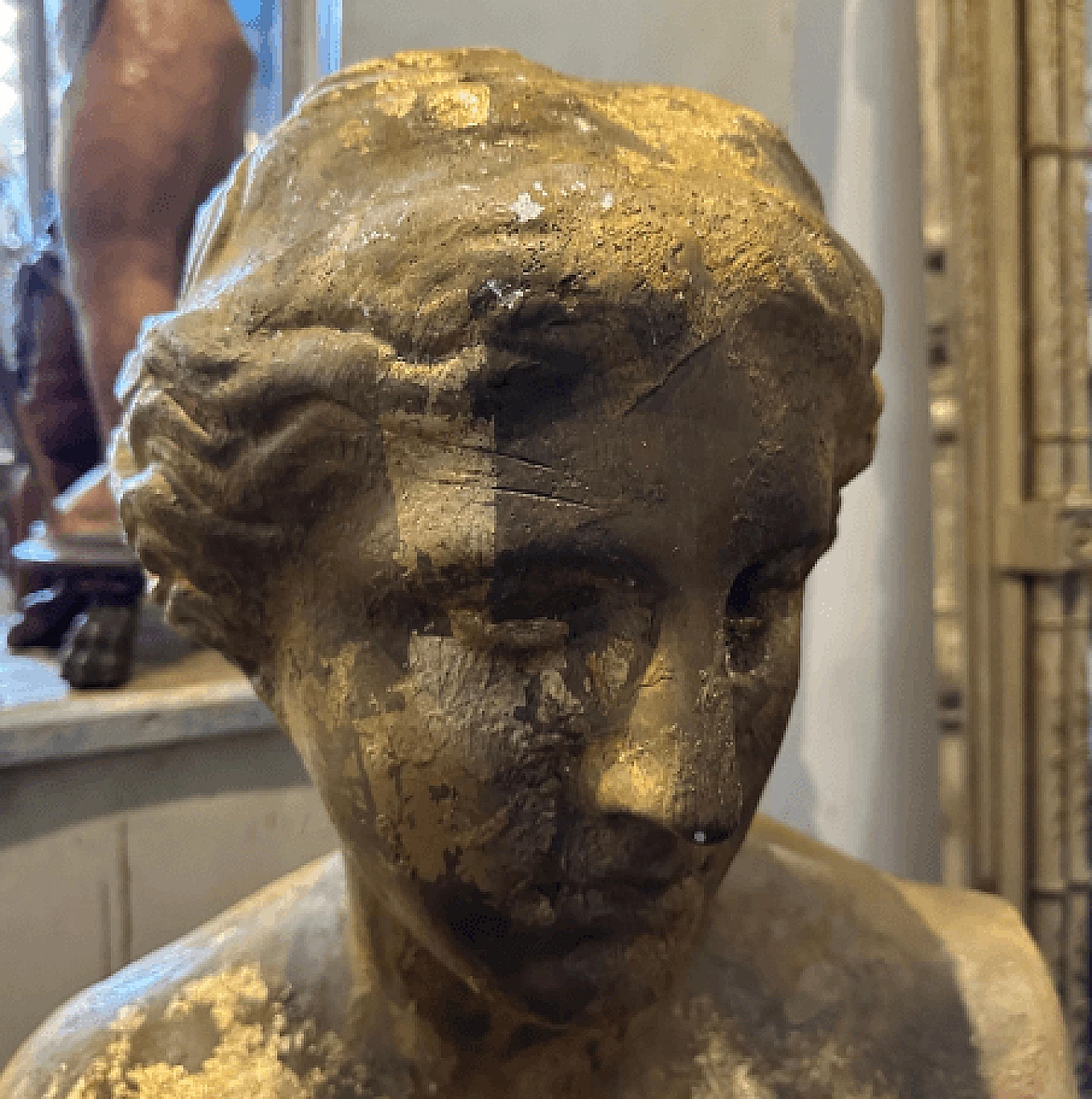 Busto della Venere di Milo, scultura in gesso dorato, anni '50 6