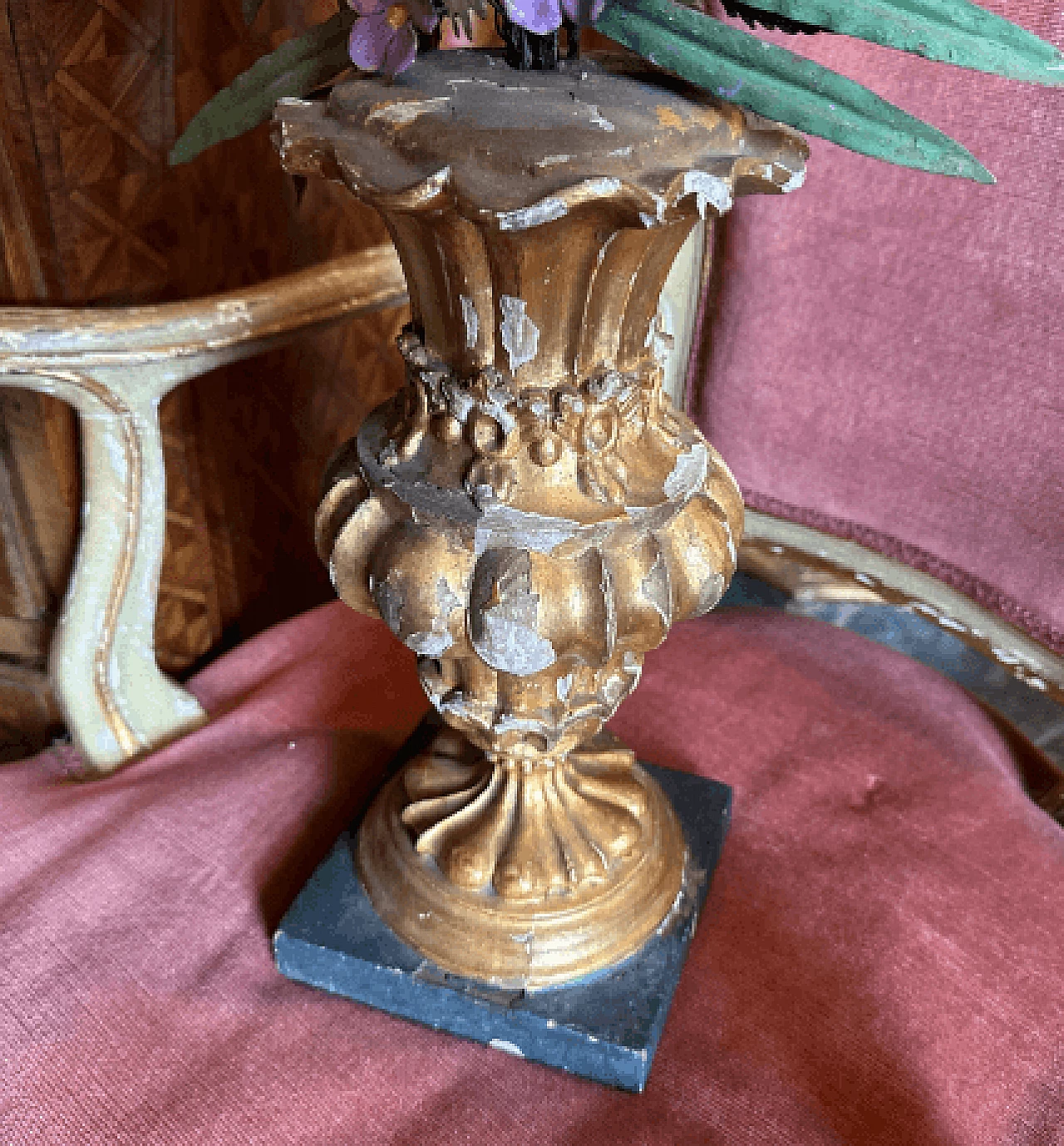 Portapalme siciliano in legno laccato e dorato con fiori, fine '800 4
