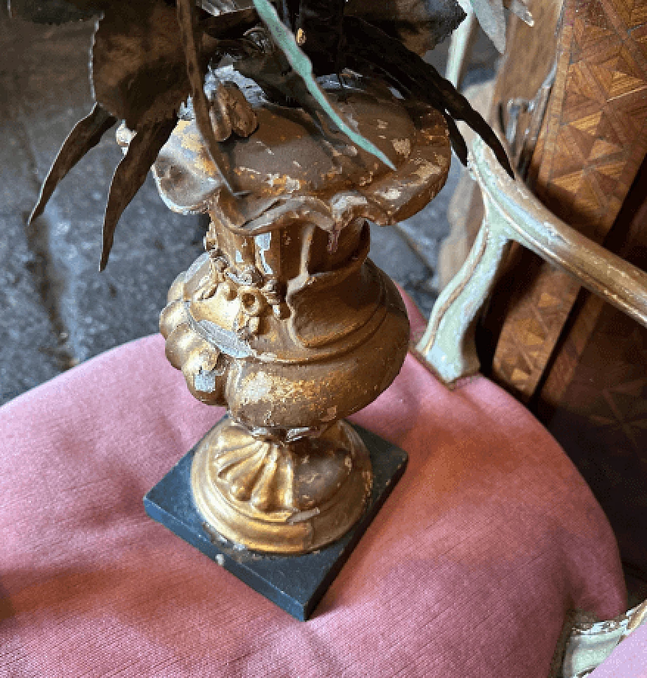 Portapalme siciliano in legno laccato e dorato con fiori, fine '800 6
