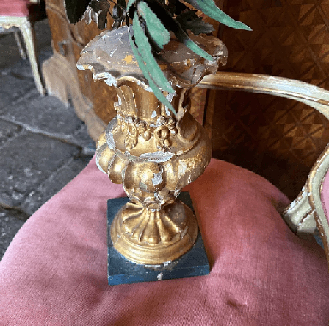 Portapalme siciliano in legno laccato e dorato con fiori, fine '800 7