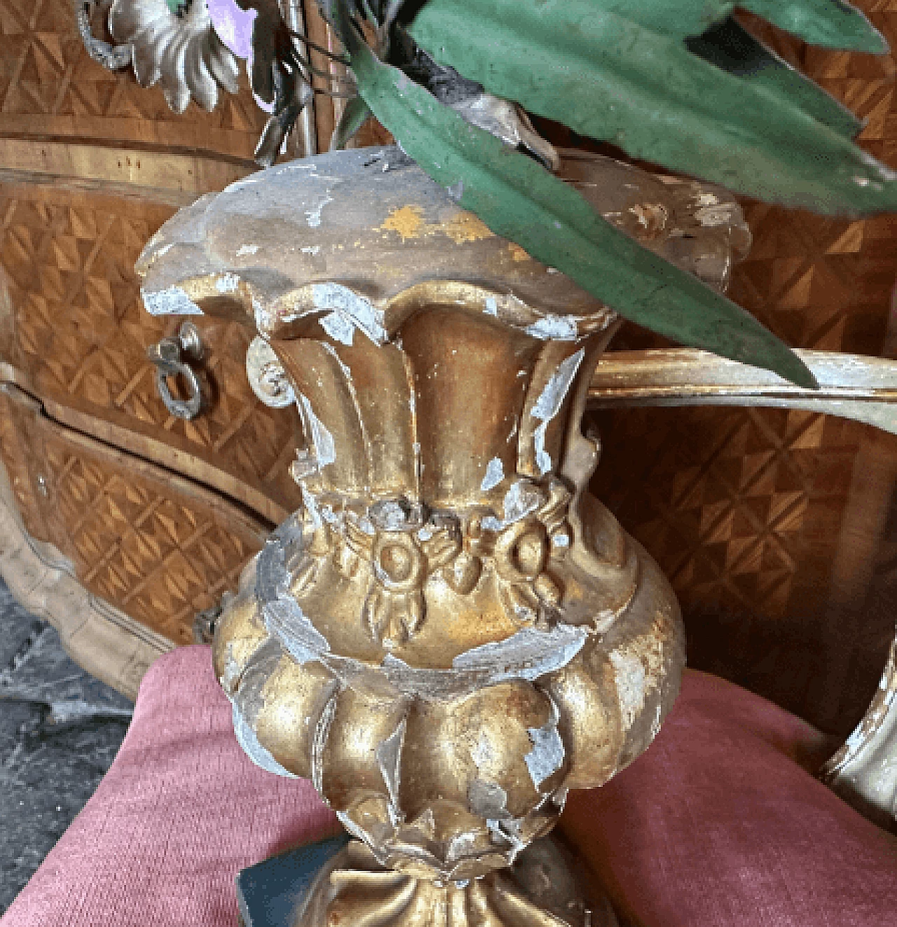 Portapalme siciliano in legno laccato e dorato con fiori, fine '800 8