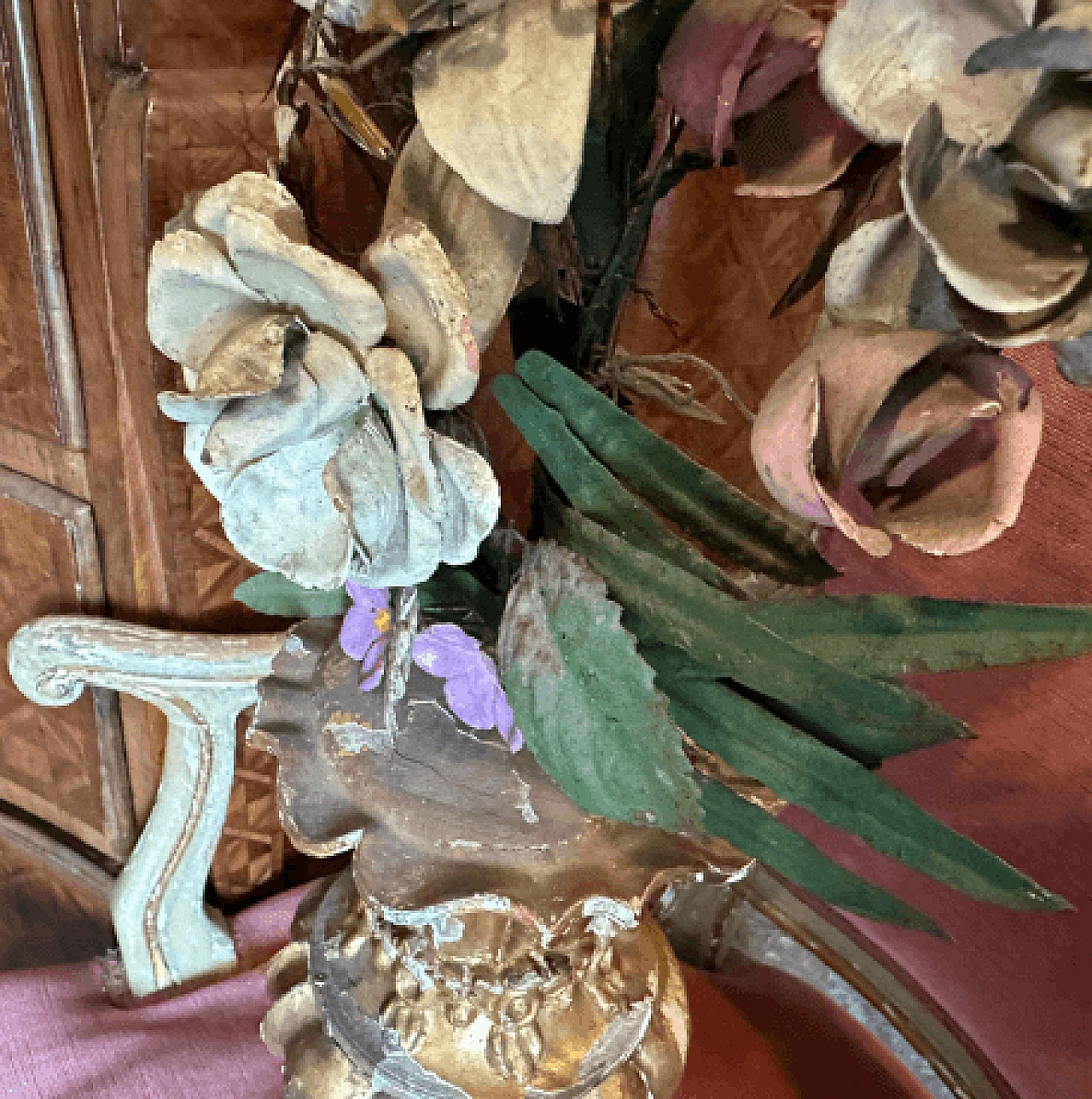 Portapalme siciliano in legno laccato e dorato con fiori, fine '800 10