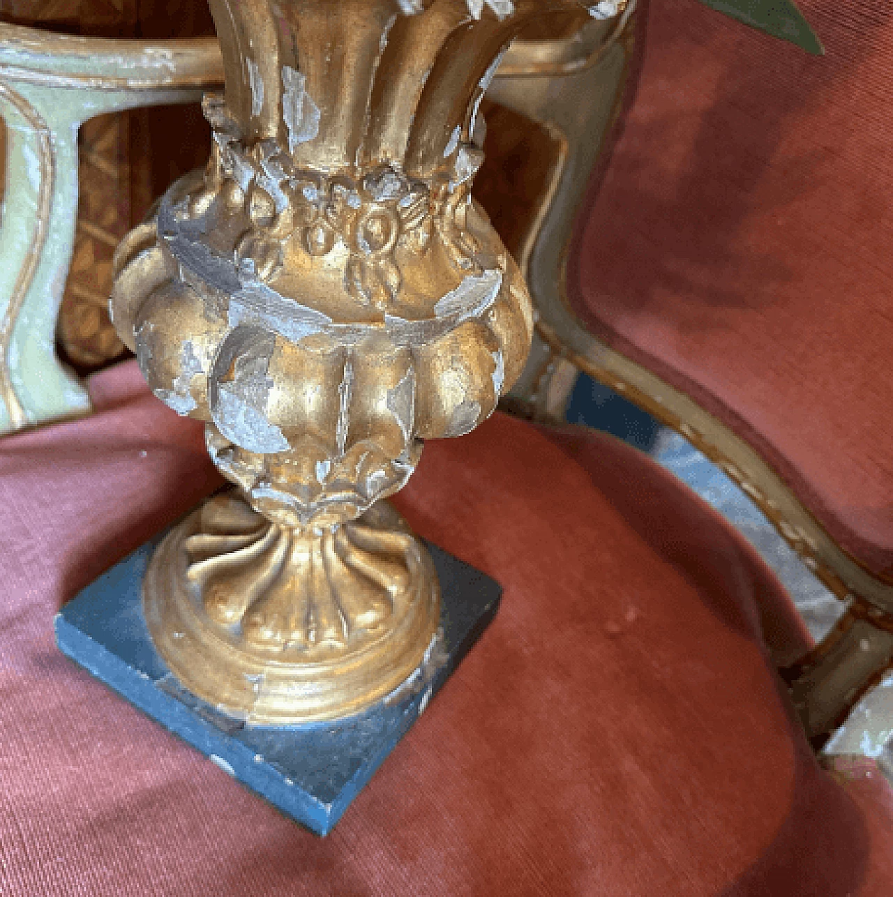 Portapalme siciliano in legno laccato e dorato con fiori, fine '800 11