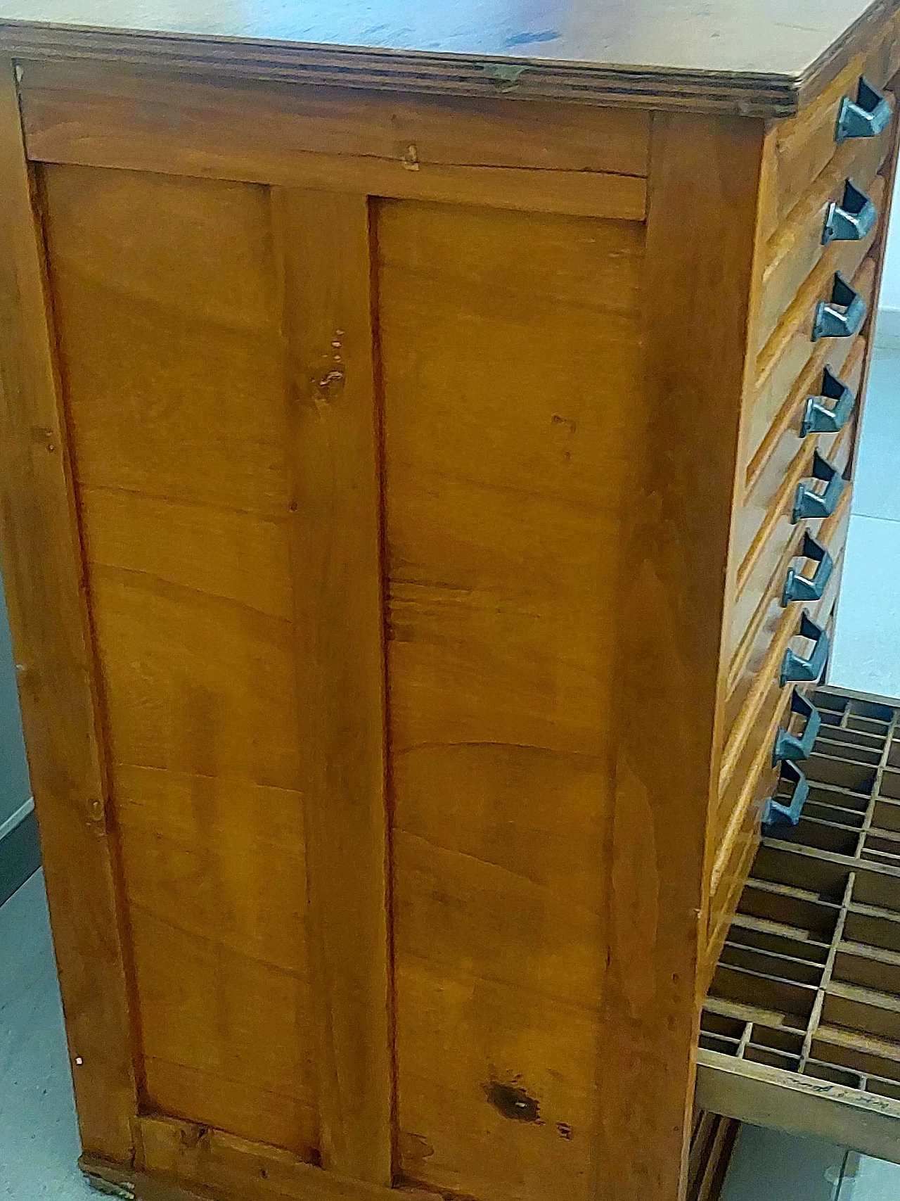 Cassettiera tipografica in legno con maniglie in metallo, anni '50 5