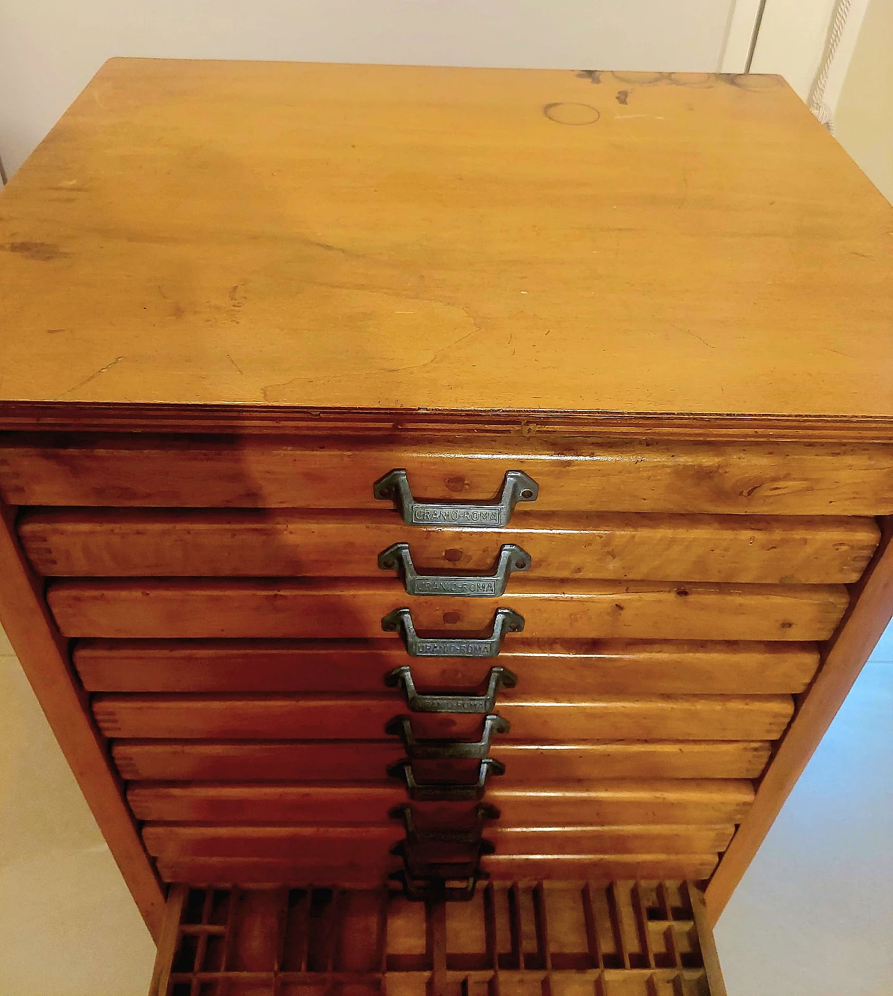 Cassettiera tipografica in legno con maniglie in metallo, anni '50 6