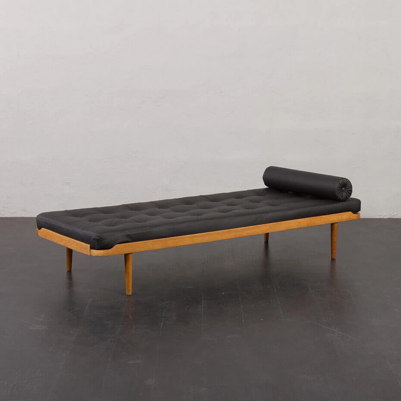 Daybed danese in rovere massiccio e pelle nera, anni '60 6