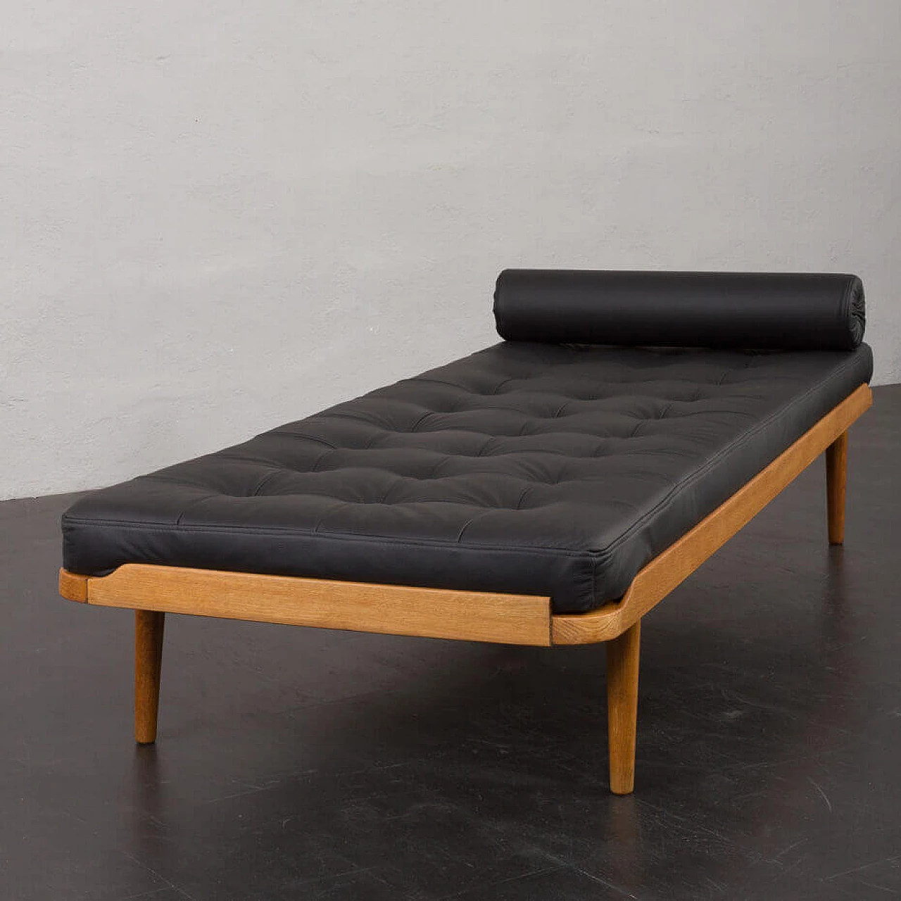 Daybed danese in rovere massiccio e pelle nera, anni '60 10