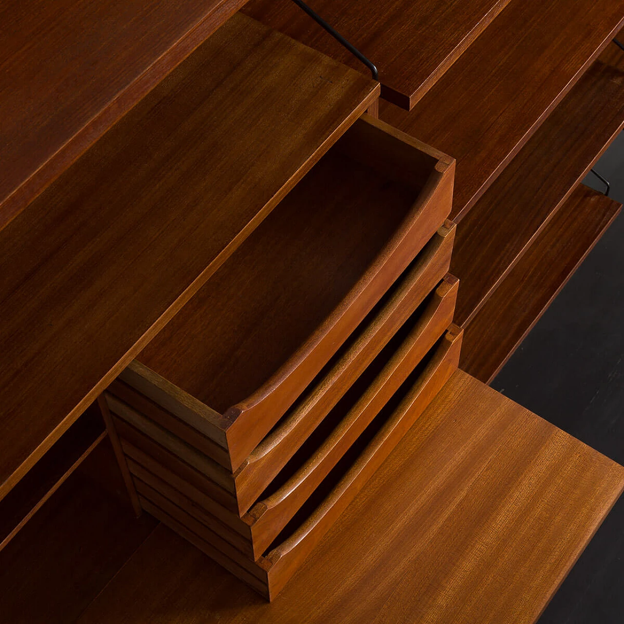 Libreria da parete in mogano a tre moduli attribuita a Ico Parisi, anni '60 12