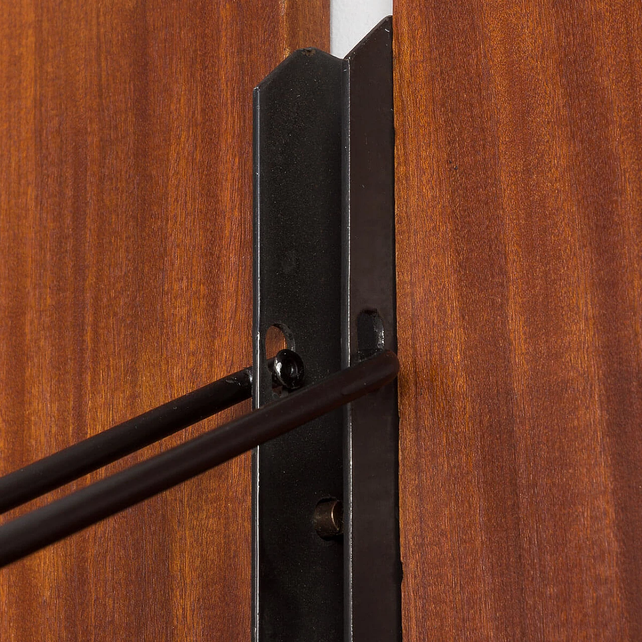 Libreria da parete in mogano a tre moduli attribuita a Ico Parisi, anni '60 16