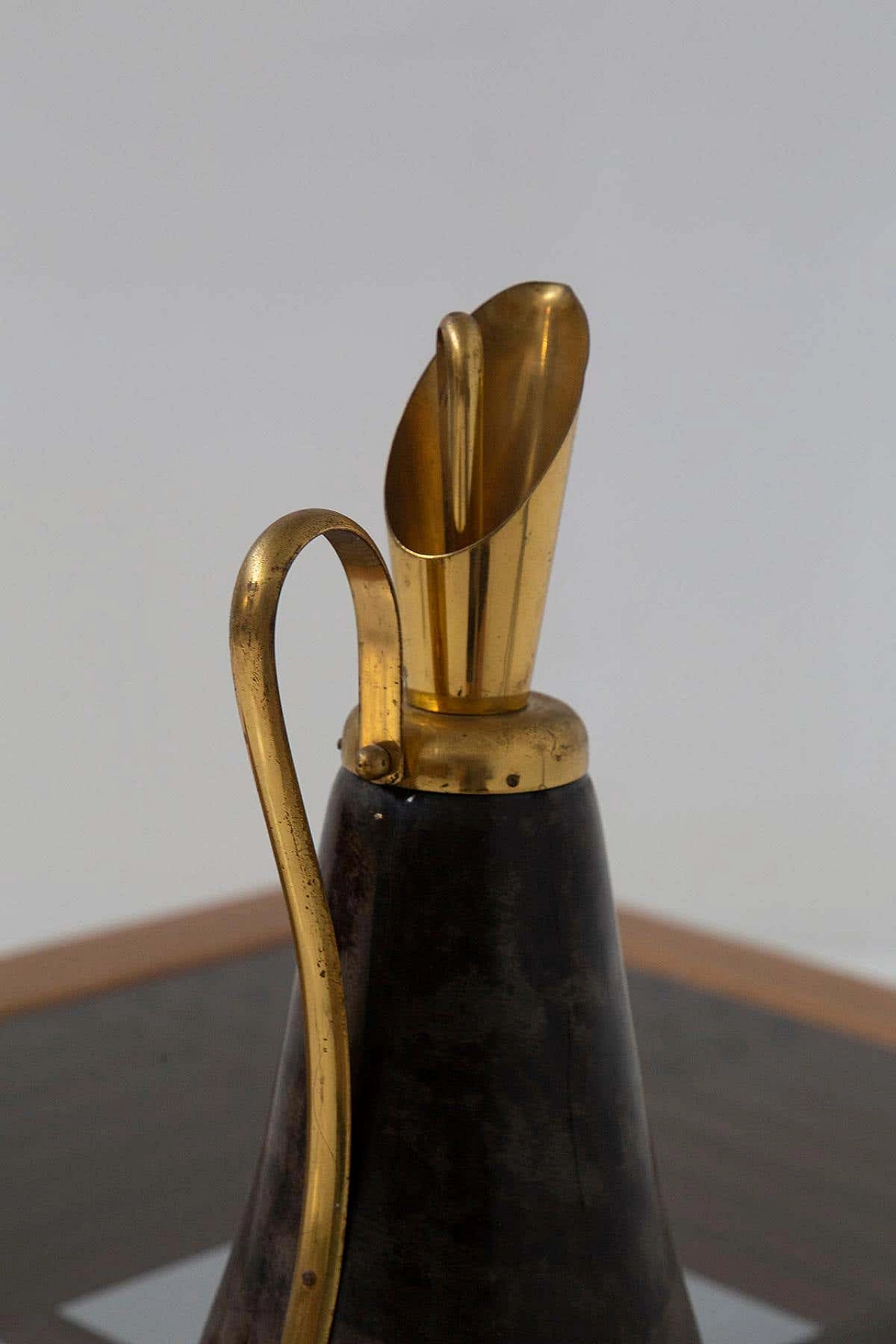 Caraffa termica in ottone e pergamena di Aldo Tura per Macabo, anni '50 1