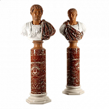Coppia di busti di imperatori romani su colonne in ceramica di Tommaso Barbi, anni '70
