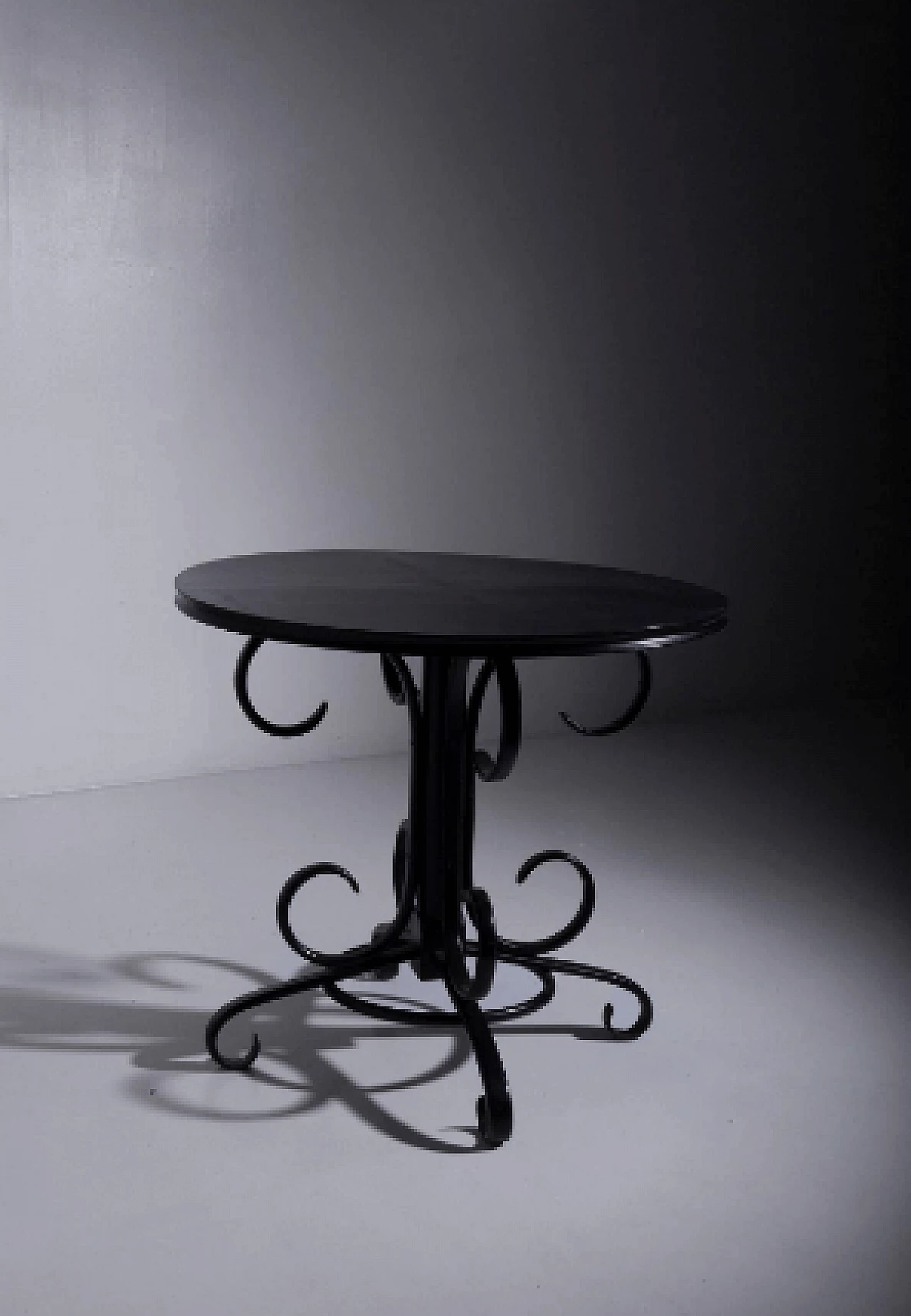 Tavolo Art Déco rotondo in legno laccato nero lucido, inizio '900 3