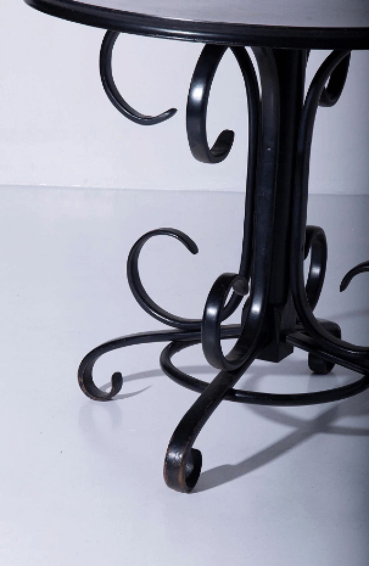 Tavolo Art Déco rotondo in legno laccato nero lucido, inizio '900 4