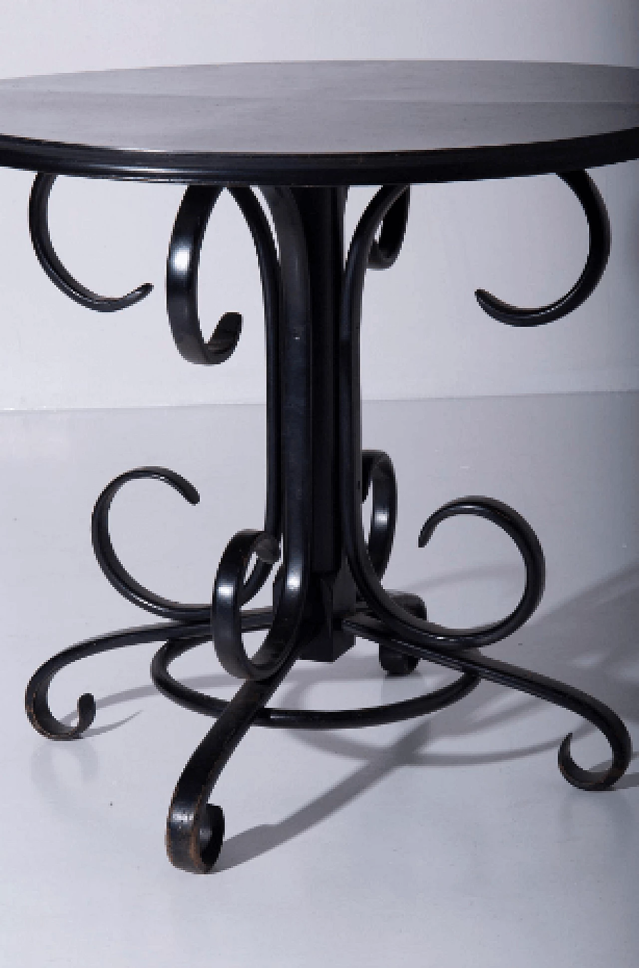 Tavolo Art Déco rotondo in legno laccato nero lucido, inizio '900 6