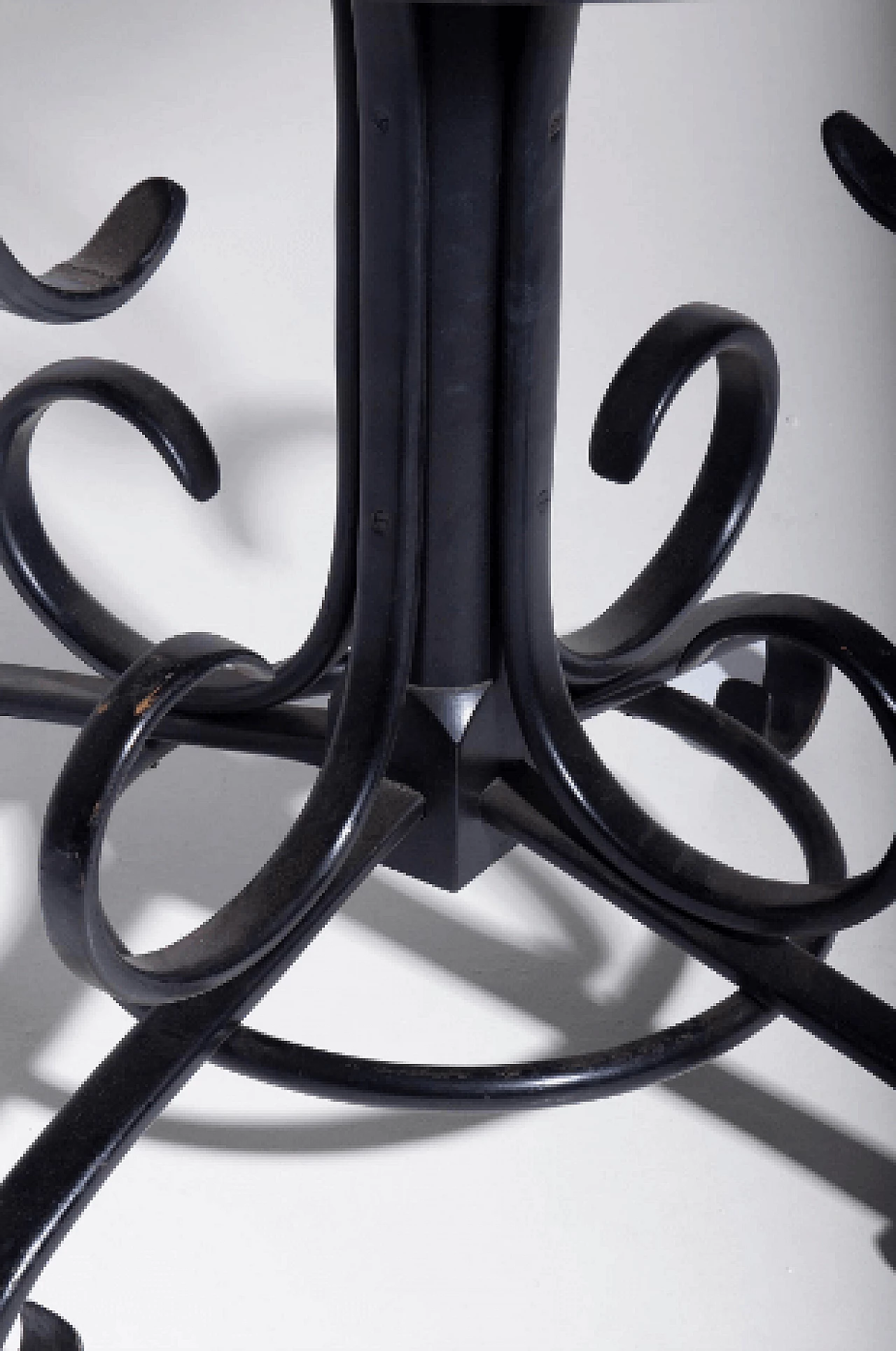 Art Deco round shiny black lacquered wood table, early 20th century 7