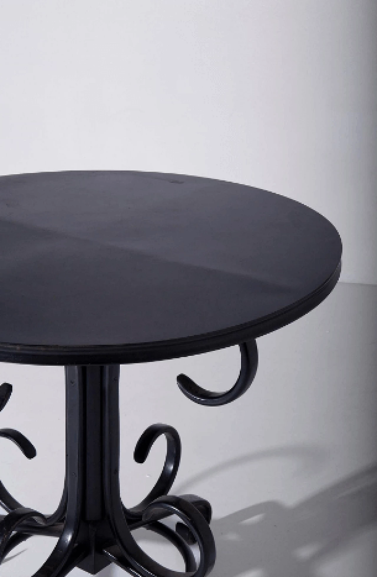 Tavolo Art Déco rotondo in legno laccato nero lucido, inizio '900 9