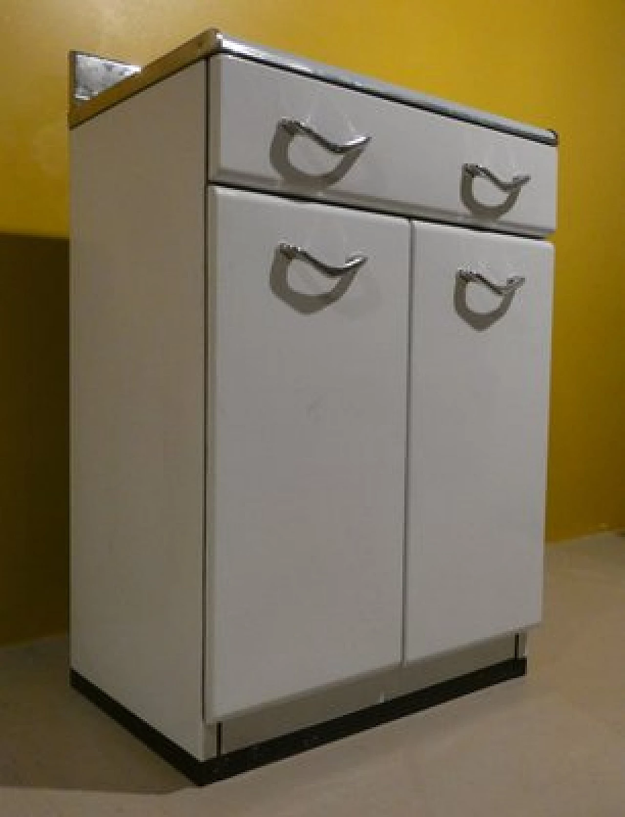 3 White enamelled metal storage cabinets, 1960s 5
