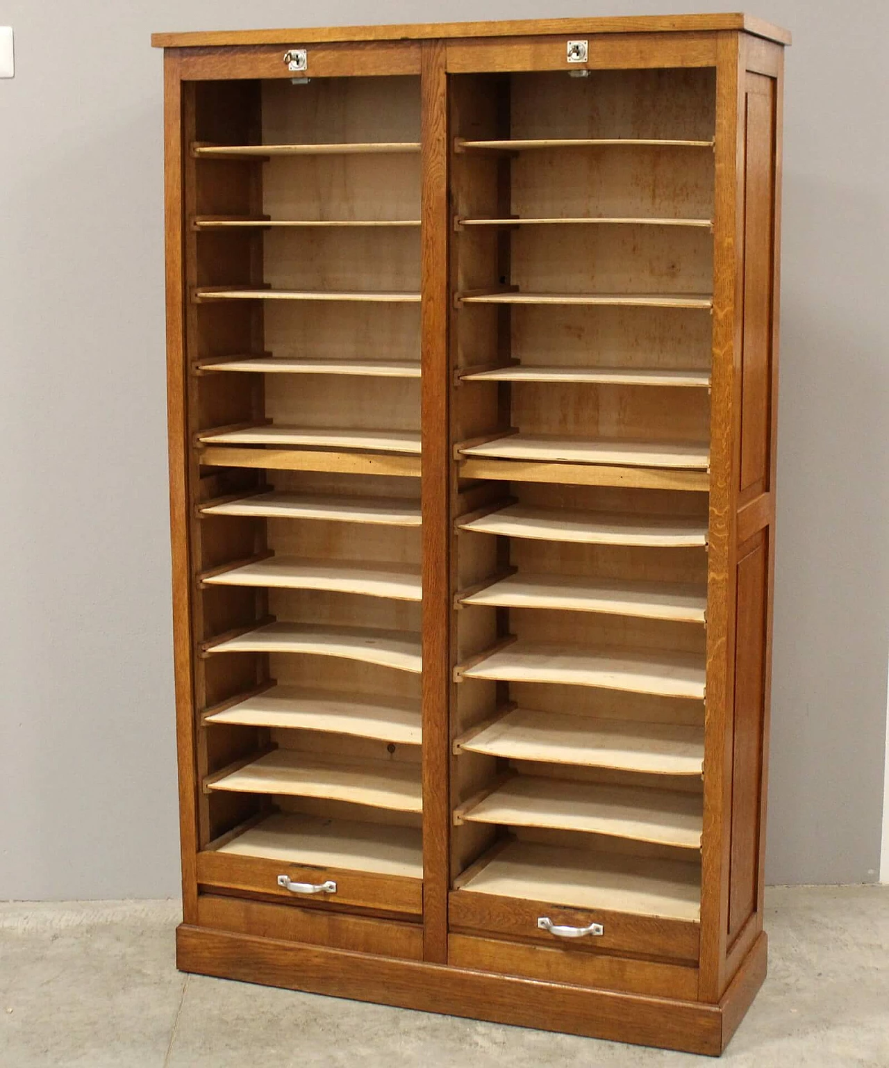 Oak double shutter filing cabinet, early 20th century 7
